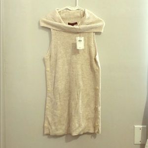 Sleeveless turtleneck top - TAG ATTACHED